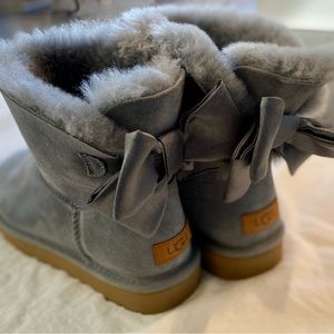 UGG Mini Bailey Bow Boots, size 8, grey